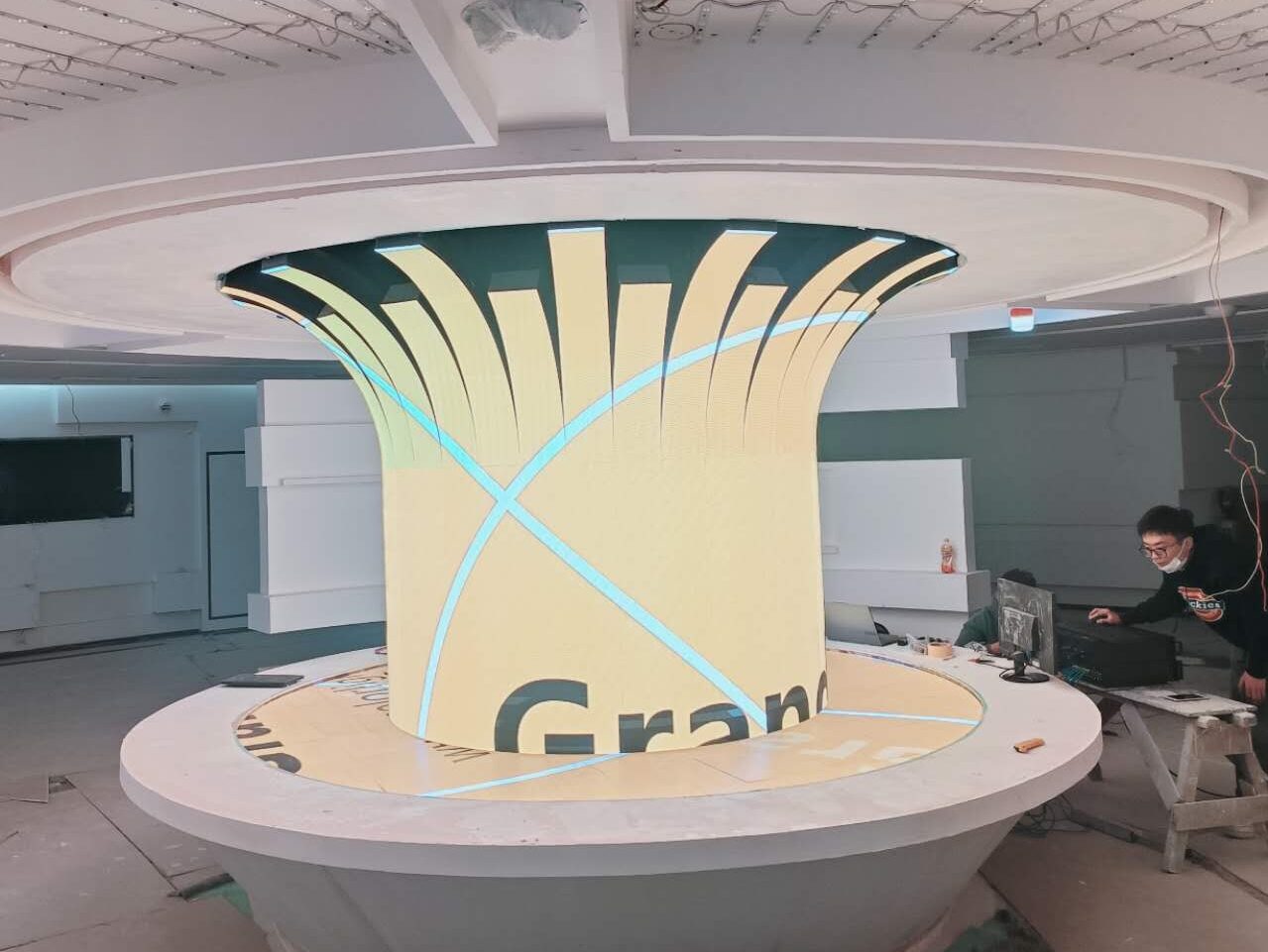 Flexible Screen HR Series: Irregularly Shaped Screen for an Exhibition Hall