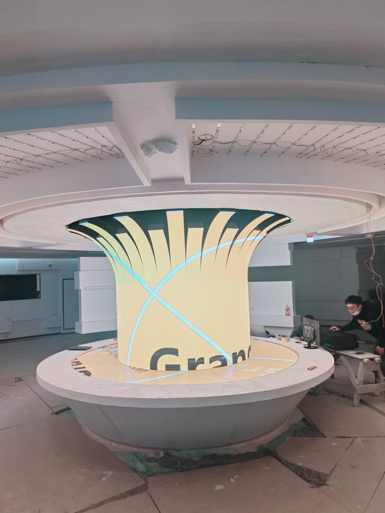 Flexible Screen HR Series: Irregularly Shaped Screen for an Exhibition Hall